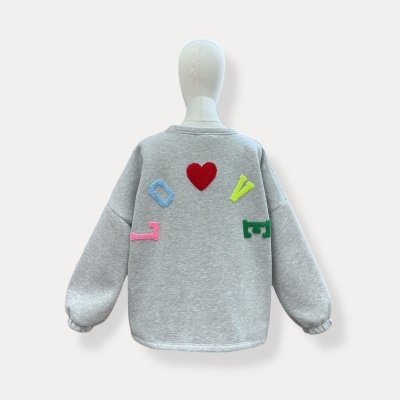Camisola cinzenta com letras coloridas LOVE e um coração vermelho nas costas