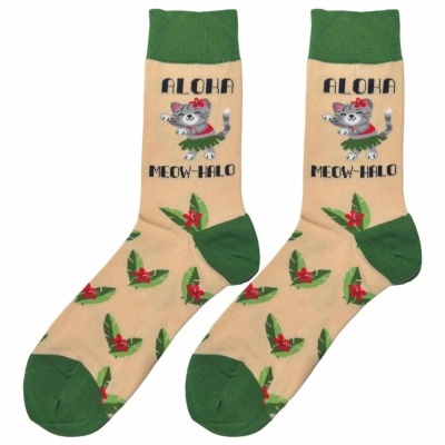 Par de meias bege com detalhes verdes e desenho de gato e texto aloha meow-halo