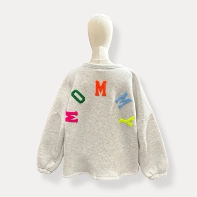 Sweatshirt cinzenta clara com letras coloridas nas costas