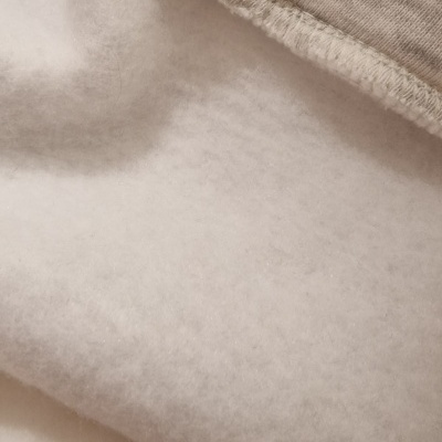 tecidos branco felpudo e cinza claro com costura