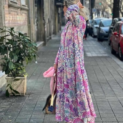 vestido longo floral rosa lilás verde tecido leve mulher na rua