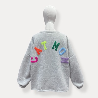 Sweatshirt cinzenta com letras coloridas nas costas