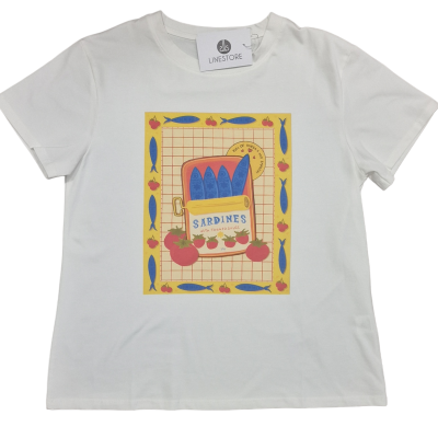 T-shirt branca com estampa colorida de lata de sardinhas e motivos marinhos
