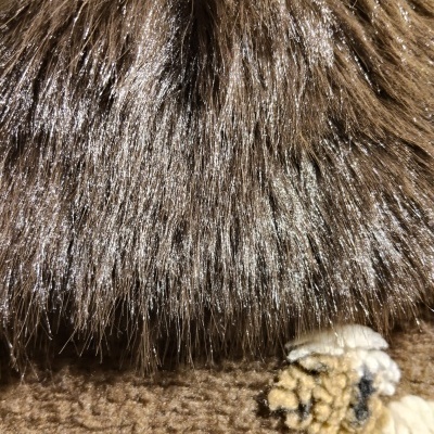 Tapete castanho felpudo com padrão de ovelha e pele sintética castanha brilhante