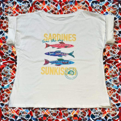T-shirt branca com estampa de peixes e texto colorido sobre fundo multicolorido
