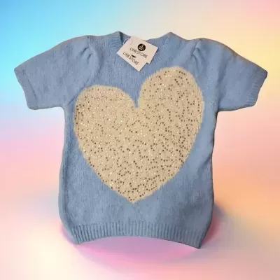 Camisola azul clara com coração bege e etiqueta branca