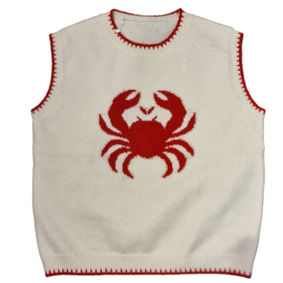 Colete de malha branco com detalhe vermelho e padrão de caranguejo vermelho no centro