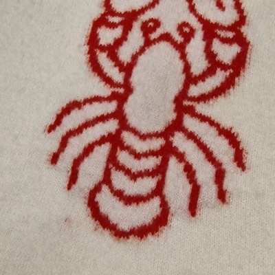 Tecido branco com estampa de lagosta vermelha e etiqueta LINESTORE