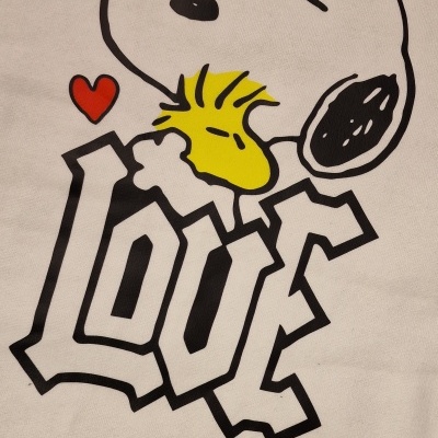 T-shirt branca com estampa do Snoopy e Woodstock com a palavra LOVE.