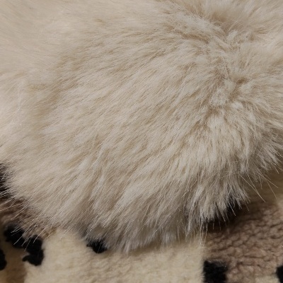 Textura de pele sintética creme sobre padrão de tecido castanho e creme