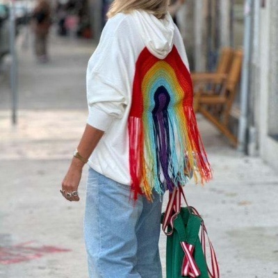 Sweatshirt branca com capuz e arco-íris em crochet colorido nas costas