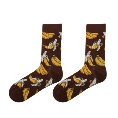 Meias castanhas com estampa de bananas amarelas e brancas