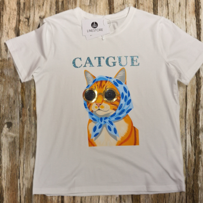 T-shirt branca com estampa de gato ruivo com lenço azul e óculos dourados, texto CATGUE