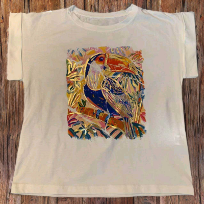 T-shirt creme com estampa colorida de tucano e folhagem
