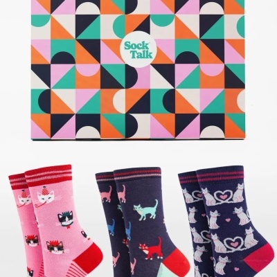 Três pares de meias infantis com padrão de gatos e caixa colorida Sock Talk