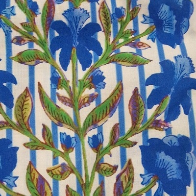 tecido branco com riscas azuis e flores azuis com folhas verdes desenhadas