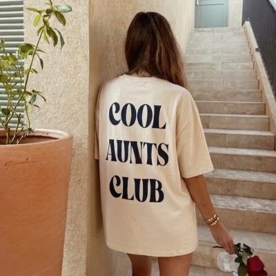 Camisola branca com texto preto COOL AUNTS CLUB nas costas