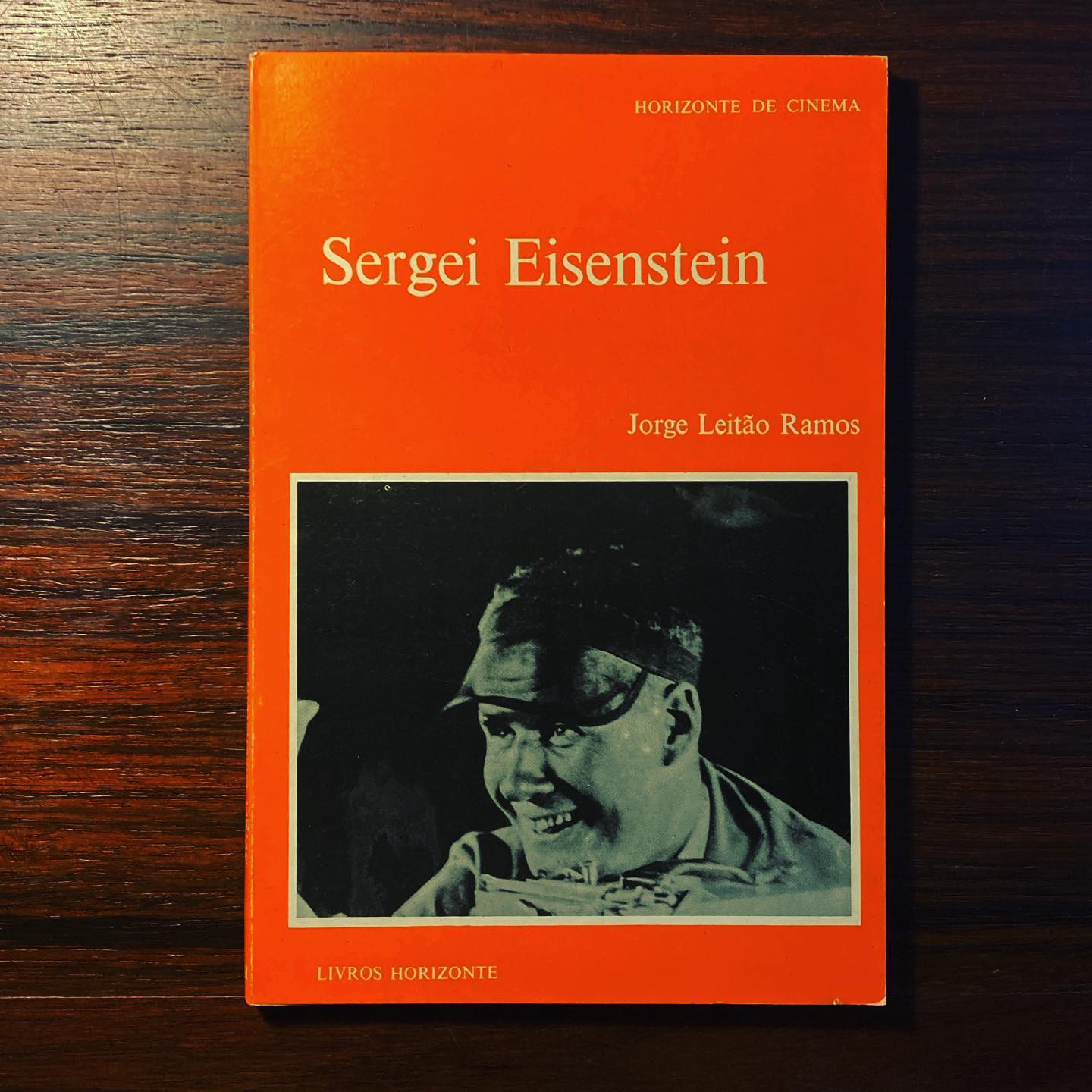 SERGEI EISENSTEIN ∙ JORGE LEITÃO RAMOS Capa vermelha do livro Sergei Eisenstein com foto preto e branco de homem com chapéu