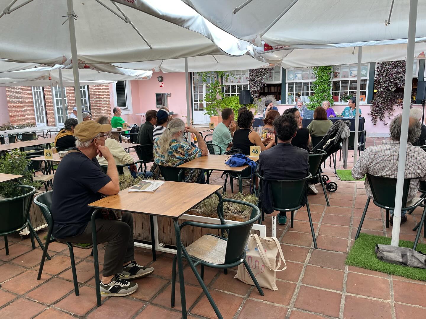 REGINA GUIMARÃES E SAGUENAIL ∙ DUAS PARALELAS QUE ÀS VEZES SE TOCAM OUTRAS VEZES NÃO ∙ INÊS SAPETA DIAS (ORG.) Zona de esplanada ao ar livre com mesas e cadeiras