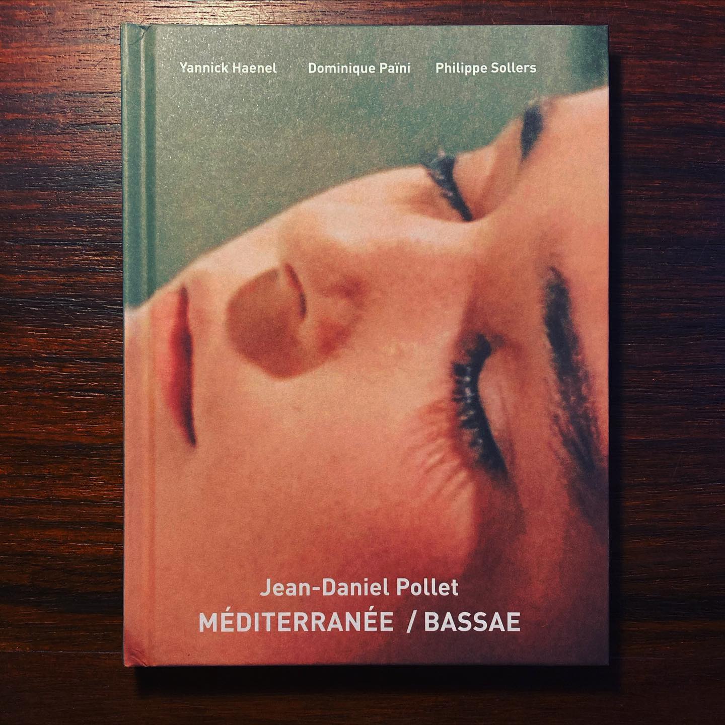 MÉDITERRANÉE / BASSAE • JEAN-DANIEL POLLET Capa de livro com fotografia de rosto feminino de olhos fechados e texto branco