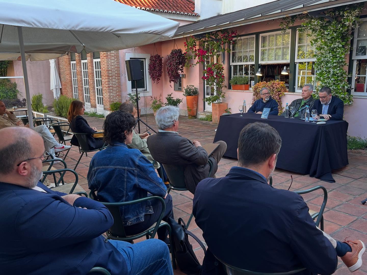 SOFIA E A EDUCAÇÃO SEXUAL ∙ EDUARDO GEADA Pessoas sentadas em cadeiras a assistir a painel de debate ao ar livre