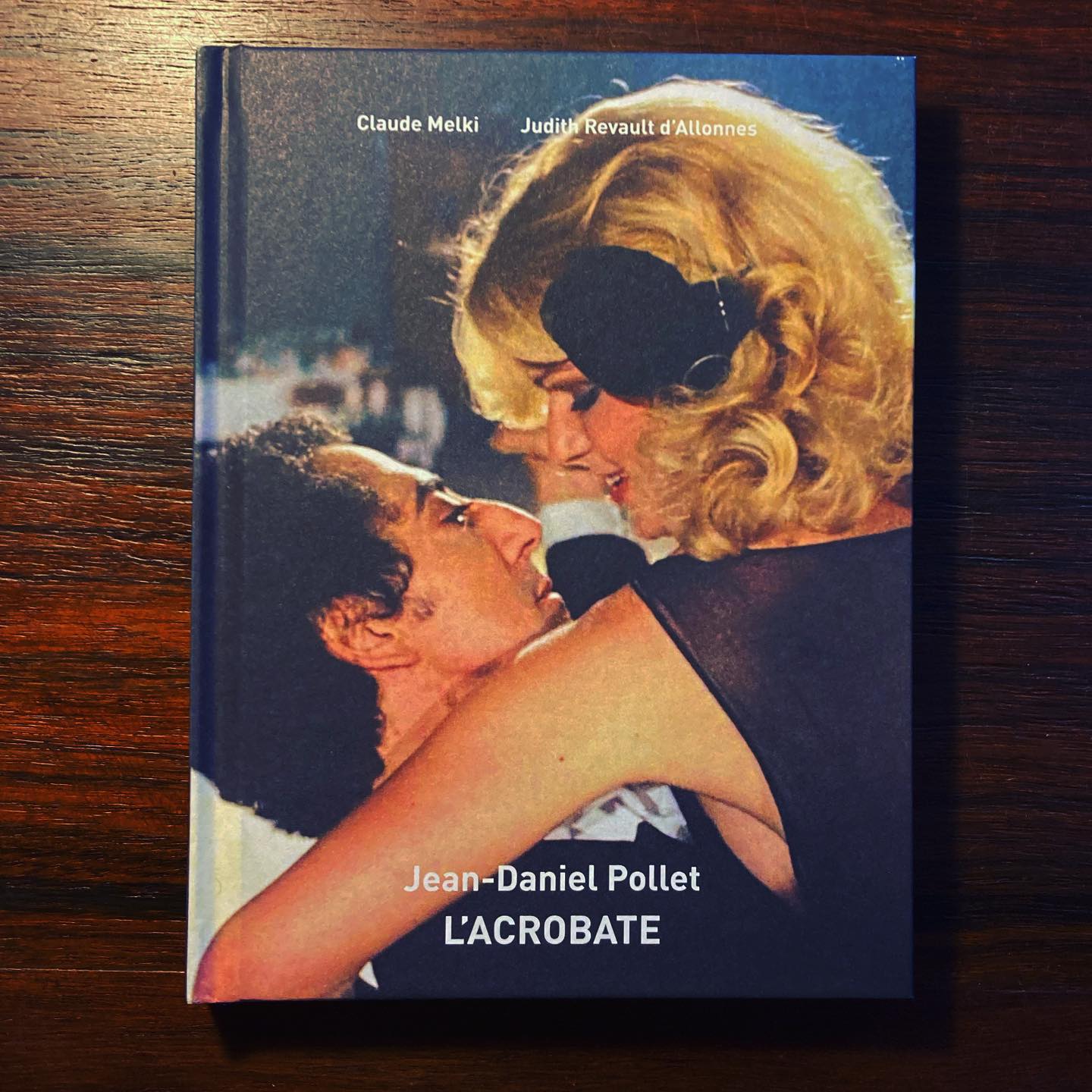 L’ACROBATE • JEAN-DANIEL POLLET Livro 'L'ACROBATE' com foto de casal em close na capa