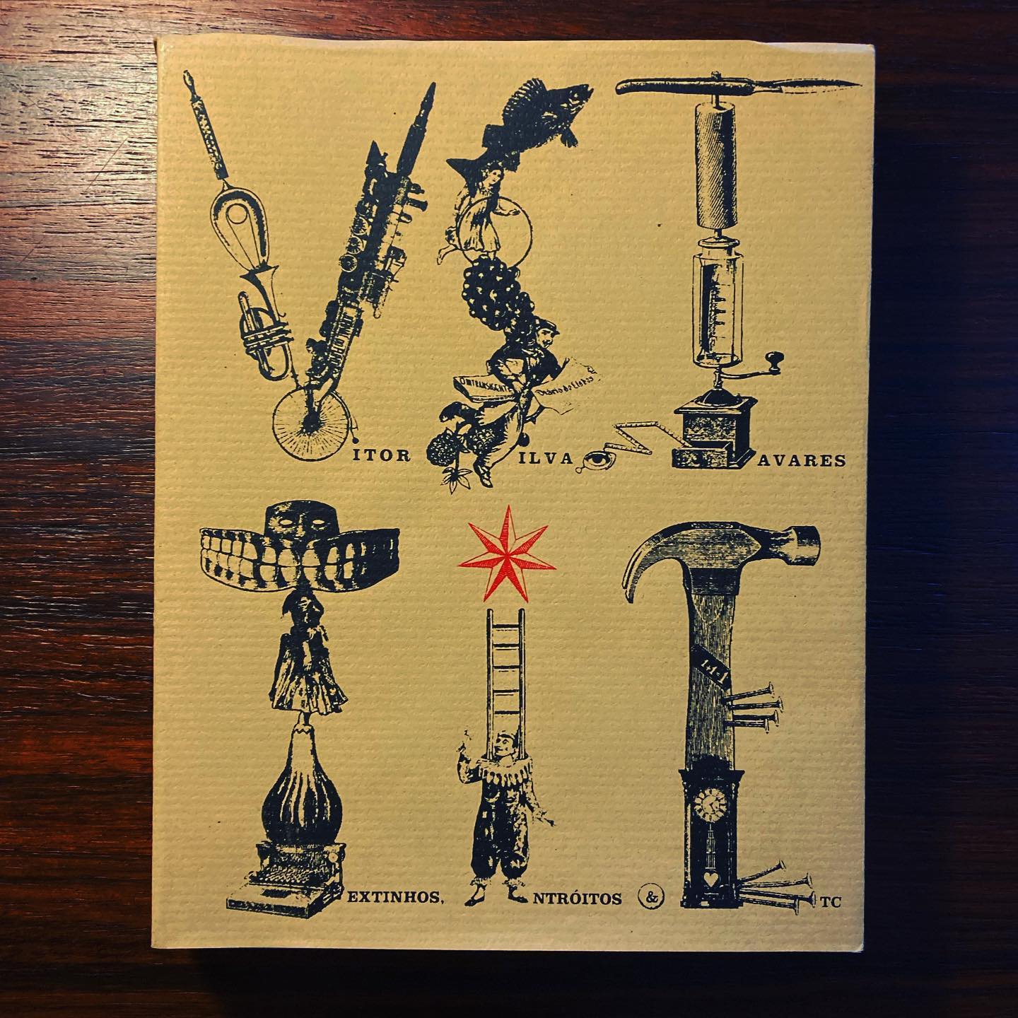 TEXTINHOS, INTRÓITOS & ETC • VITOR SILVA TAVARES Capa de livro com ilustrações de ferramentas e figuras humanas em preto e vermelho sobre fundo bege