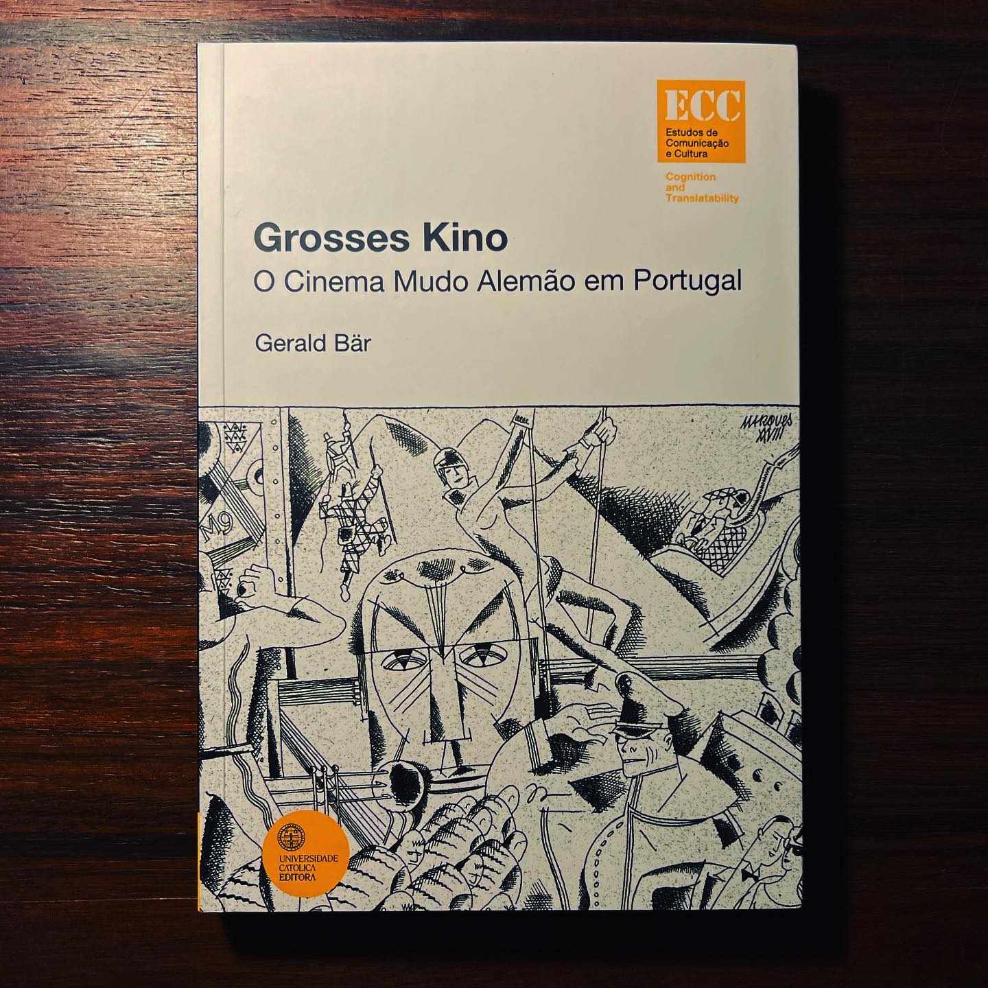 GROSSES KINO - O CINEMA MUDO ALEMÃO EM PORTUGAL ∙ GERALD BÄR Capa de livro branco com ilustração a preto e branco e textos em português e alemão