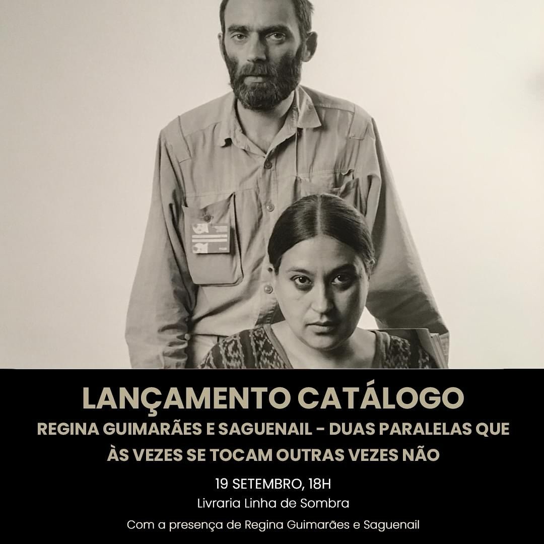 REGINA GUIMARÃES E SAGUENAIL ∙ DUAS PARALELAS QUE ÀS VEZES SE TOCAM OUTRAS VEZES NÃO ∙ INÊS SAPETA DIAS (ORG.) Fotografia a preto e branco de homem e mulher com texto de anúncio de lançamento de catálogo