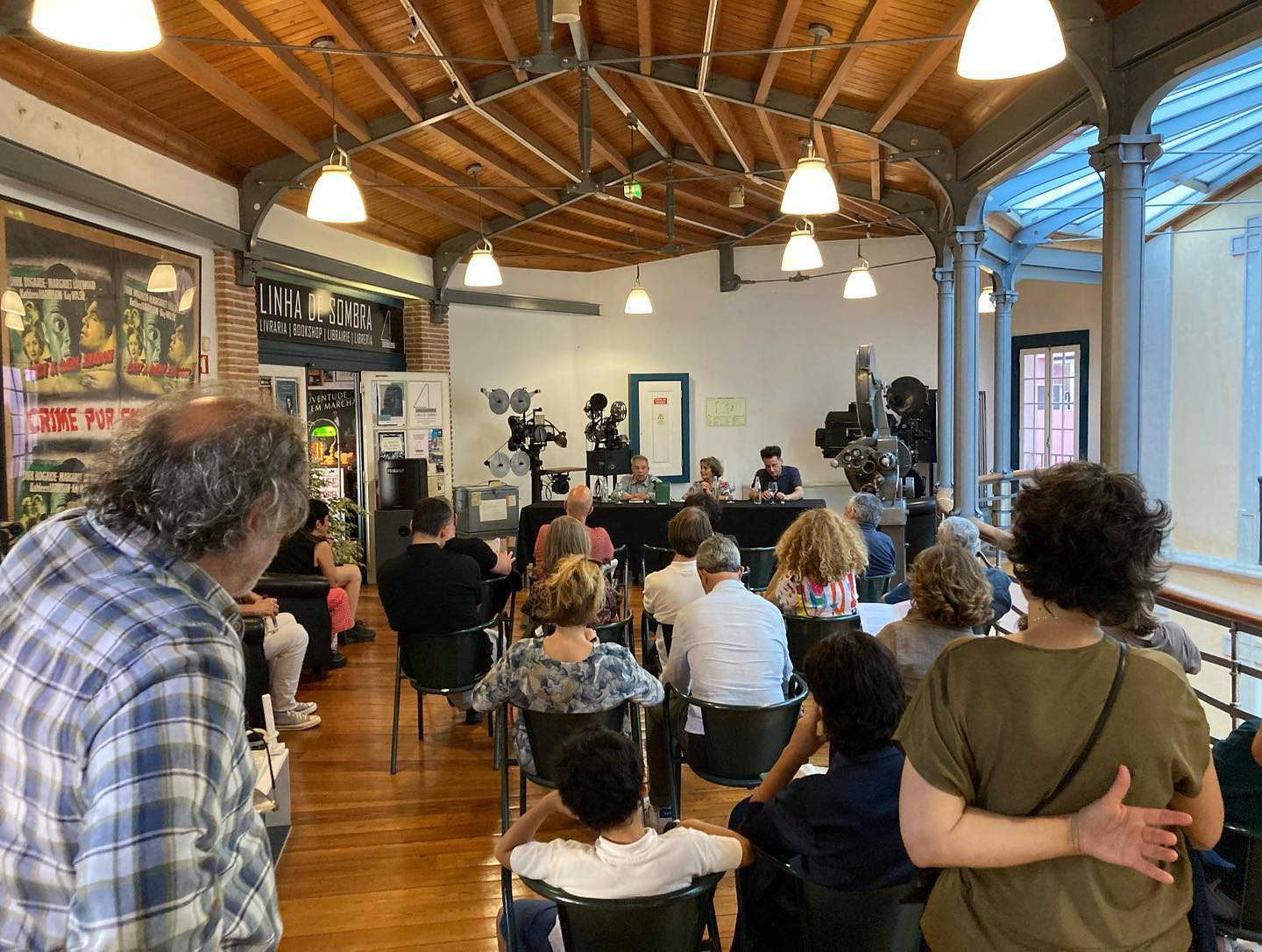 ERVAS ∙ YASUJIRO OZU ∙ JOÃO MIGUEL FERNANDES JORGE ∙ RUI VASCONCELOS ∙ RITA AZEVEDO GOMES Sala interior com público e equipamento audiovisual para apresentação