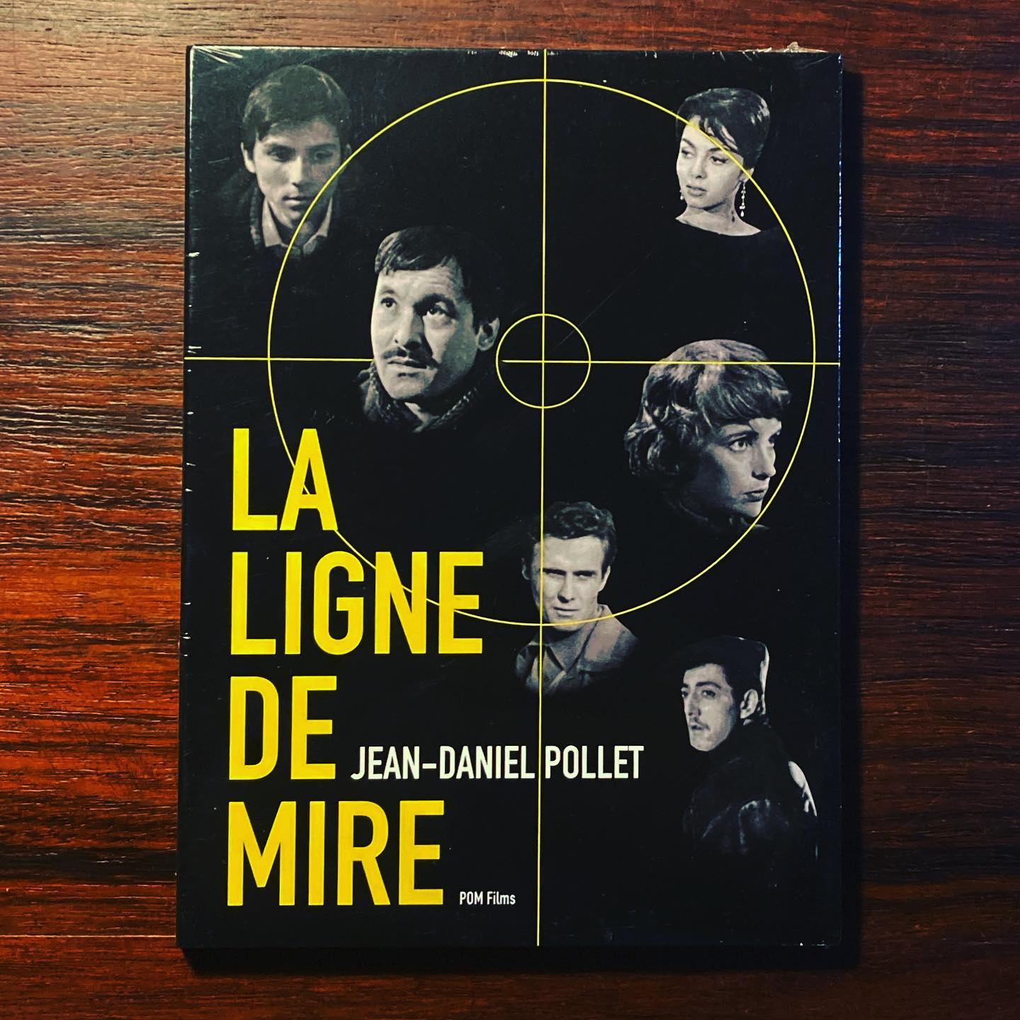 LA LIGNE DE MIRE • JEAN-DANIEL POLLET Capa preta com título amarelo LA LIGNE DE MIRE, cinco rostos em preto e branco e mira amarela.