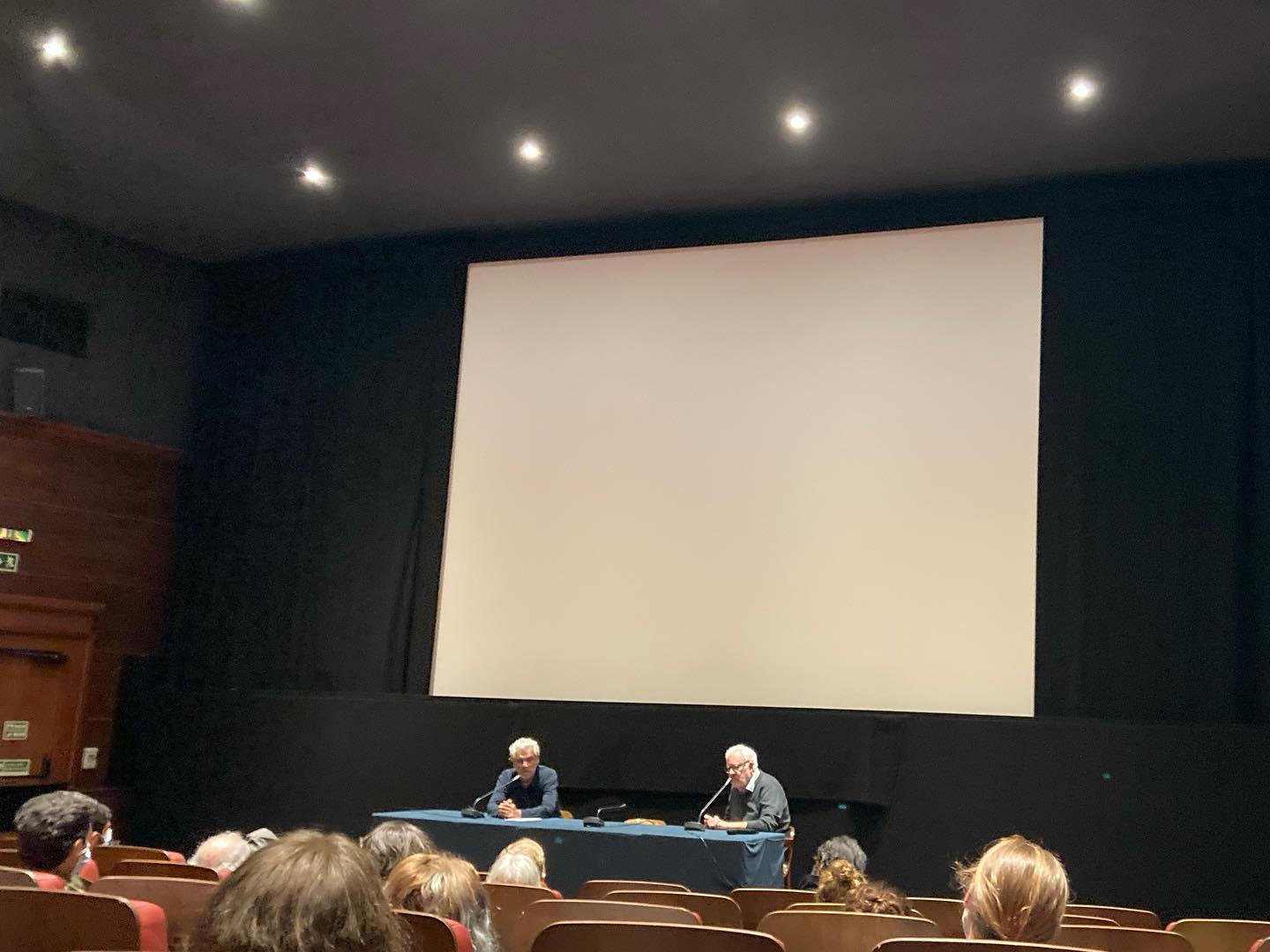 VITALINA VARELA • CADERNO DE RODAGEM • PEDRO COSTA Sala de cinema ou auditório com ecrã grande e oradores no palco