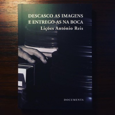 Capa de livro preta e branco com texto e imagem de uma mão