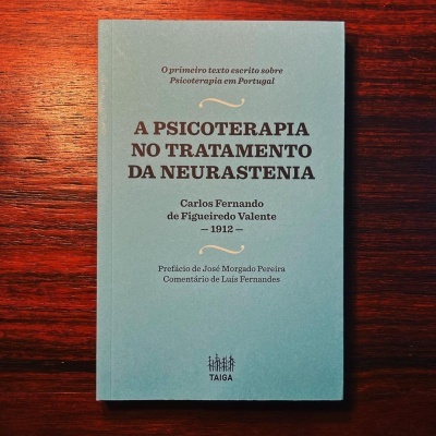 Capa de livro azul com texto castanho sobre psicoterapia e neurastenia