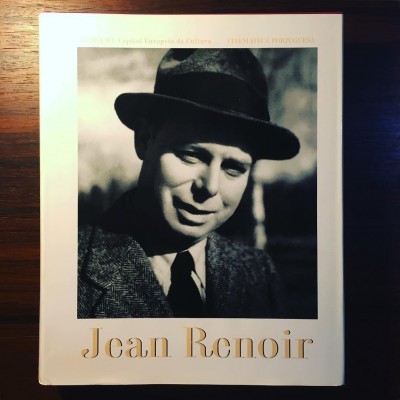 Capa de livro branca com foto a preto e branco de homem e texto Jean Renoir