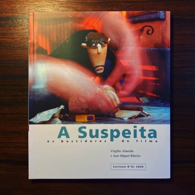 Capa de livro com imagem desfocada de figura animada e texto sobre o filme