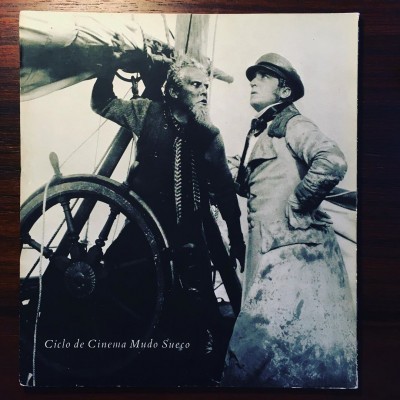 Capa de livro com fotografia em preto e branco de duas pessoas e texto 'Ciclo de Cinema Mudo Sueco'.