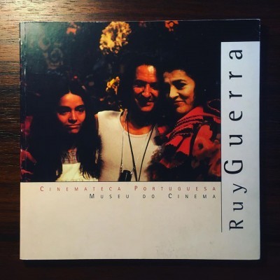 Capa de livro com pessoas e texto Ruy Guerra no lado direito