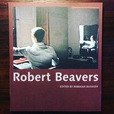 Capa de livro Robert Beavers com fotografia de pessoa sentada à mesa e seu reflexo num espelho