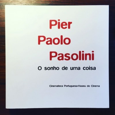 Capa de livro branca com texto 'Pier Paolo Pasolini' em vermelho e 'O sonho de uma coisa' em preto