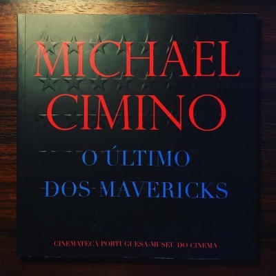 Capa de livro preta com texto vermelho e azul MICHAEL CIMINO O ÚLTIMO DOS MAVERICKS