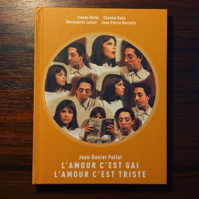 Capa de livro laranja com imagens circulares de pessoas e texto em francês.