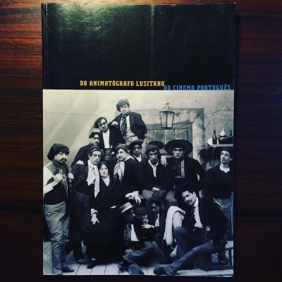 Capa de livro com texto e fotografia a preto e branco de grupo de homens com roupas antigas.