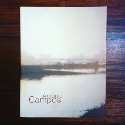 Capa de livro com imagem desfocada e texto António Campos