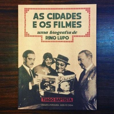 Capa de livro com título e imagem a preto e branco de quatro pessoas e texto adicional na base