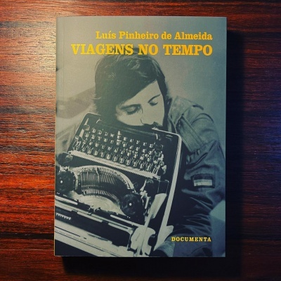 Capa do livro Viagens no Tempo com imagem em tons de cinza e texto amarelo