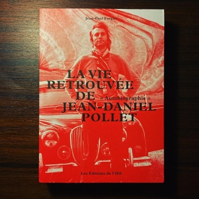 Capa de livro vermelha com foto de homem à frente de carro clássico e texto em preto