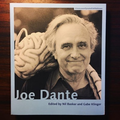 Capa de livro com fotografia a preto e branco de homem e um cérebro ao lado da cabeça