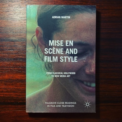 Capa de livro com título 'Mise en Scène and Film Style' mostrando rosto humano parcial em tons verdes e castanhos