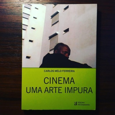 Capa de livro 'CINEMA UMA ARTE IMPURA' de Carlos Melo Ferreira com fundo verde e foto de homem de costas